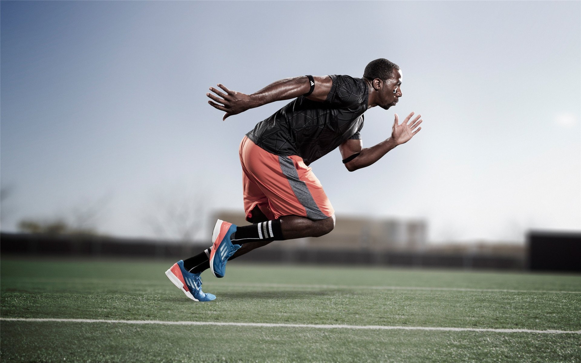 爱游戏-比赛结束后球员自发感谢远征球迷现场气氛感人至深，比赛后的致谢语